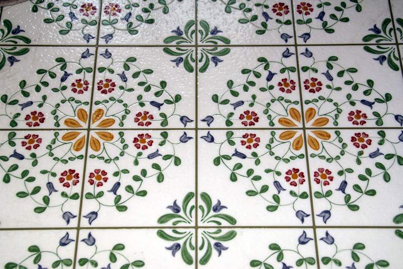 Ceramic floor tiles