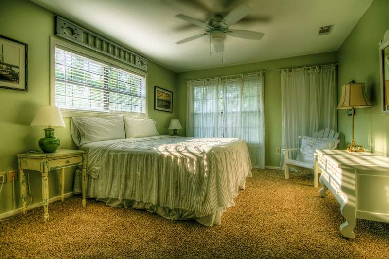 Bedroom in shades of green